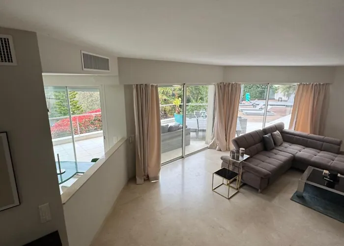 Just Next To Monaco Jacuzzi فيلة