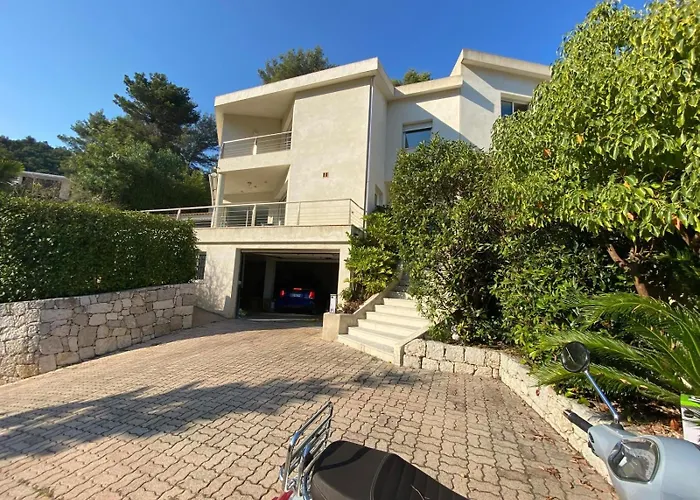 Just Next To Monaco Jacuzzi فيلة
